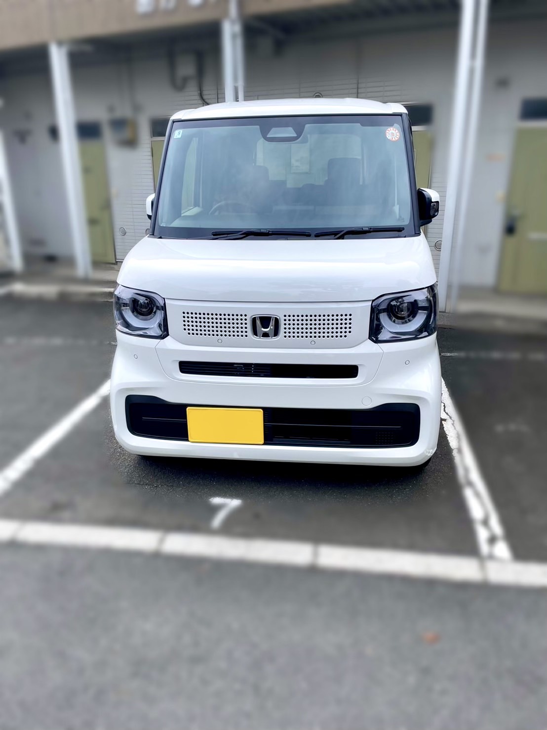 たのしみ歯科の白い訪問車