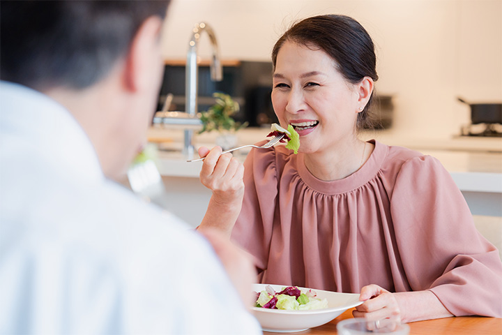 楽しく食事をする様子
